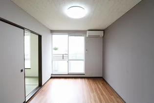 ヴィラージII【1階】の居間