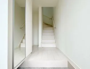 ラ・ネージュ河原町【1階】の玄関