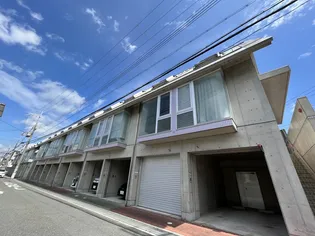 オ-クグランドの外観