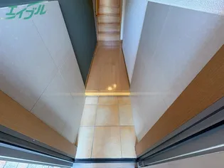 グリーンタウン伍番館【2階】の玄関