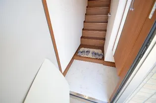 コンフォルト【2階】の玄関