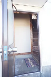 第一ハルミコーポの玄関