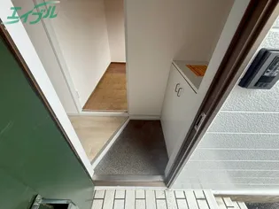 ニューホワイトシャインA棟【1階】の玄関