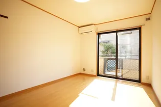 コーポ・ガーデン【1階】の居間