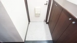 ダイアパレス四日市【6階】の玄関