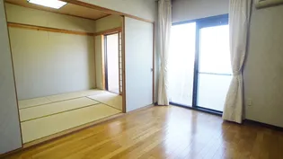 ダイアパレス四日市【6階】の居間