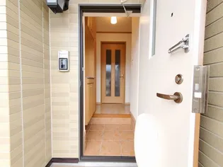 カーサ・フィオーレIII【1階】の玄関