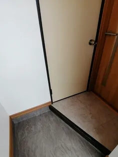 ウエストハウス【2階】の玄関