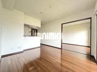 ララス・プランドール【2階】の居間