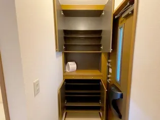 ラファエル V【2階】の玄関