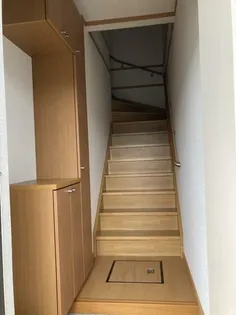 ヴィラエテルネ黒瀬E【2階】の玄関