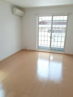 エンブレイス B【1階】の居間