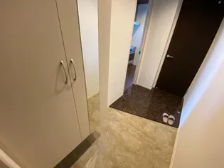 西町75番館【3階】の玄関