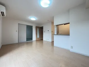 シャルムA【1階】の居間