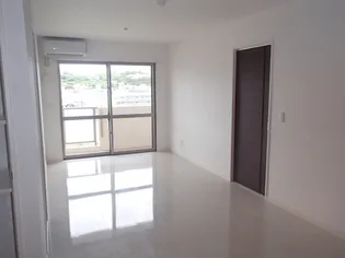 ウィングシャトー宜野湾真志喜【6階】の居間