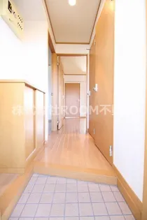 瀬戸山マンション3号館【2階】の玄関