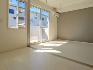 プラウド ヴィラ E【1階】の居間