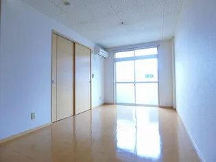 ビバリーヒル【2階】の居間