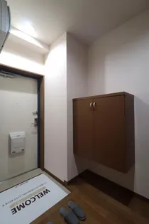 ロイヤルプレイス010の玄関