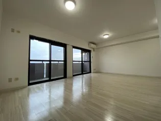 ロイヤルヒルズ老野森【6階】の居間