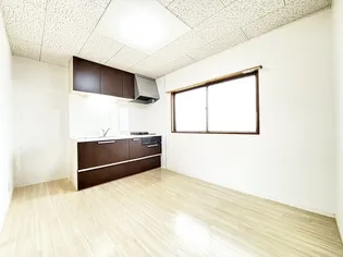 ガーデンヒルズ1号館【1階】の居間