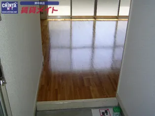 L・ EAST WEST【1階】の玄関