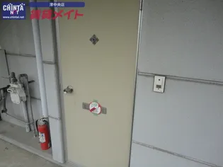 L・ EAST WEST【1階】の内装