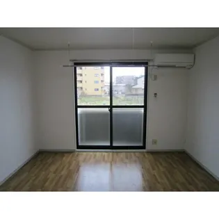 ラルジュNII【1階】の居間