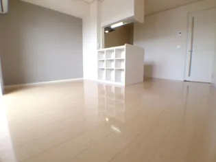 シャルム・ソワニエ B【1階】の居間