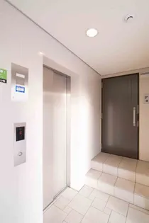 アルブル代々木八幡【1階】の玄関