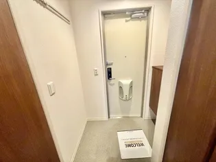 シャルール【3階】の玄関