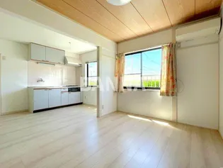 メルベイユ・ナカヤマ C棟【1階】の居間