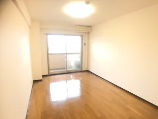 ブロッサムガーデン利平治【1階】の居間