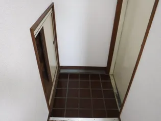 鈴木マンション【3階】の玄関