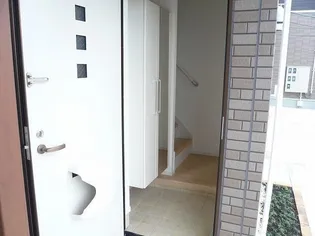 ヴィラ・ルピナスII【2階】の玄関