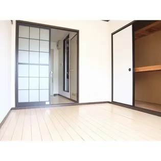 ファミールMYK(エム・ワイ・ケイ)【2階】の居間