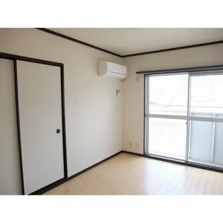 ファミールMYK(エム・ワイ・ケイ)【2階】の居間