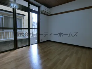 ワンステップ梅の木の居間