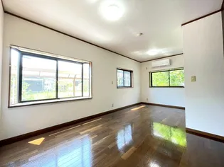 シャイン西開聞【1階】の居間