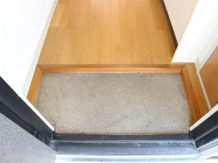 ハウディかいだA棟【2階】の玄関