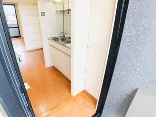 ファミール・ファイブ【1階】の玄関