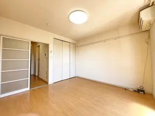 ファミール ファイブ【1階】の居間