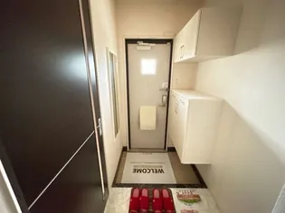 ウエスト フィールド A棟【1階】の玄関