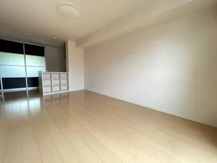 ウエスト フィールド A棟【1階】の居間