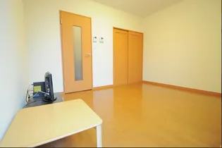 LU SHINA【2階】の玄関