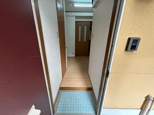 サンフォレスト須佐【3階】の玄関