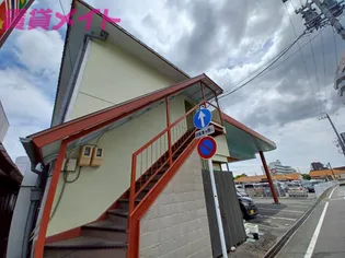 コーポ鈴鹿カーテン【2階】の外観