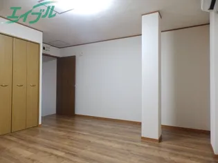 プチモールエイワ【2階】の居間