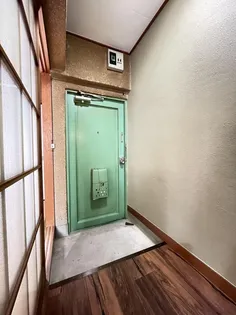 幸マンション【2階】の玄関