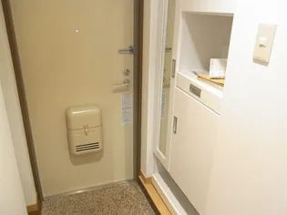 リバーサイドテラス【2階】の玄関